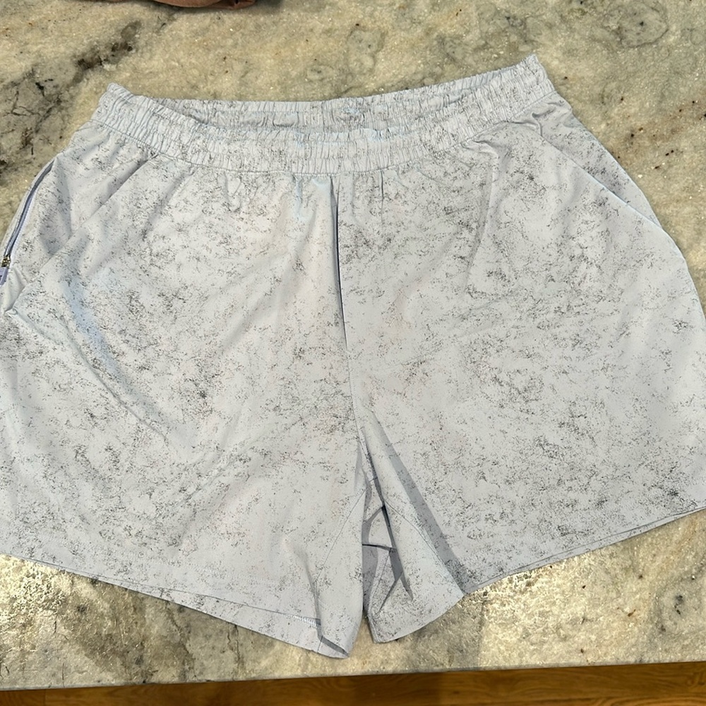 Lululemon Pace Breaker linerless XL in printed color